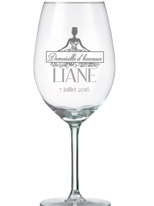 Coupe gravée avec robe de mousseline